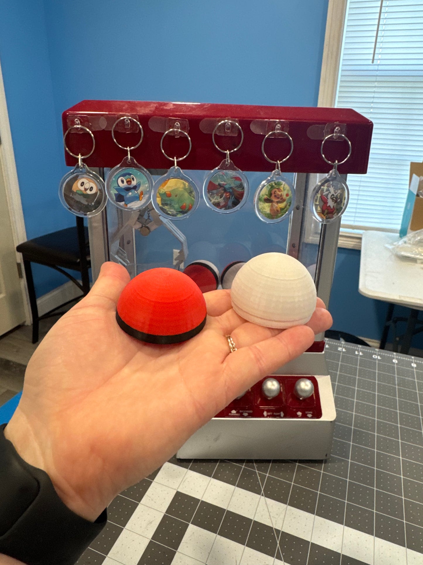 3D Print File for Red and White Ball STL 3MF for Gashapon or Claw Machine Capsule