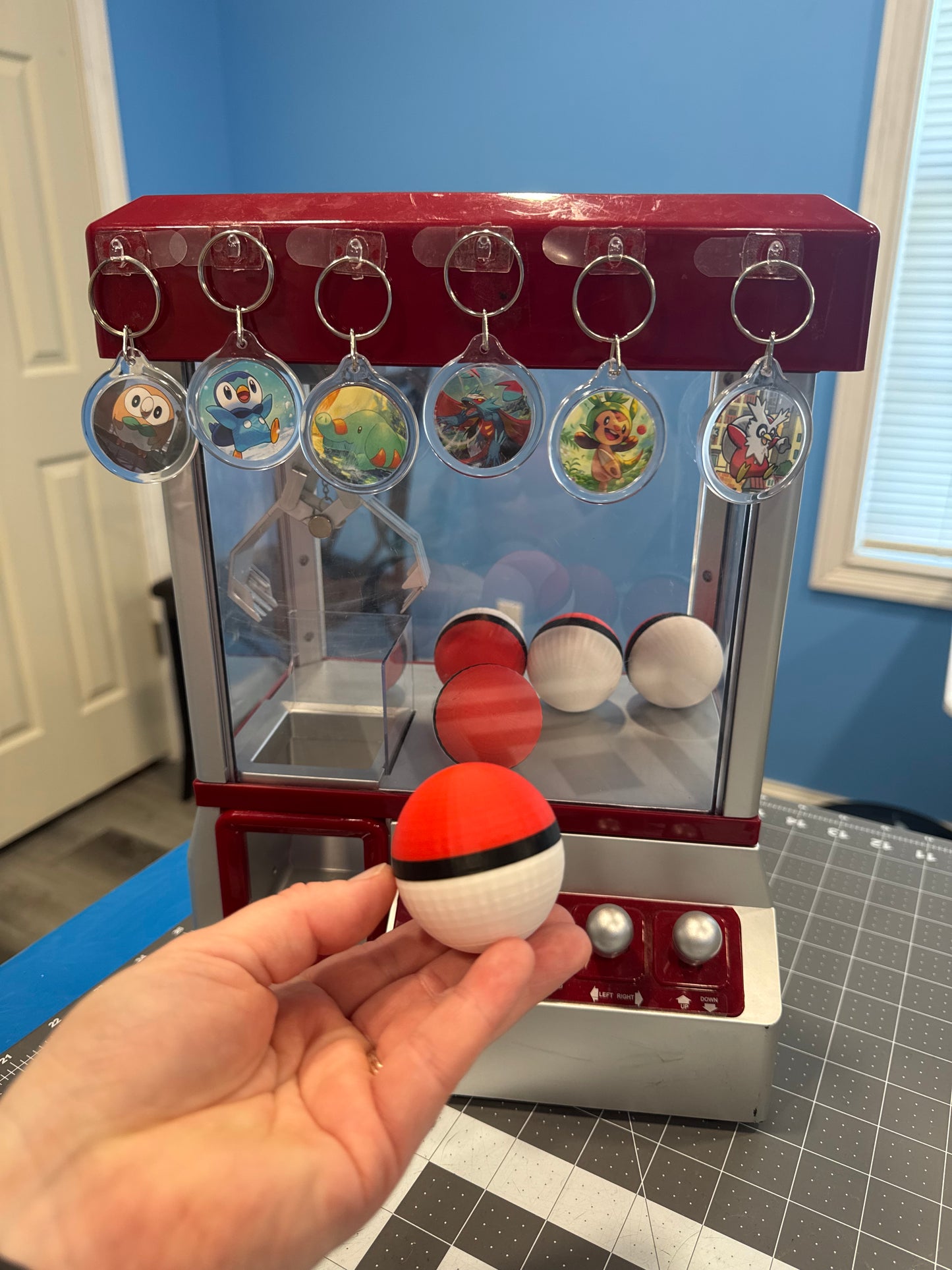 3D Print File for Red and White Ball STL 3MF for Gashapon or Claw Machine Capsule