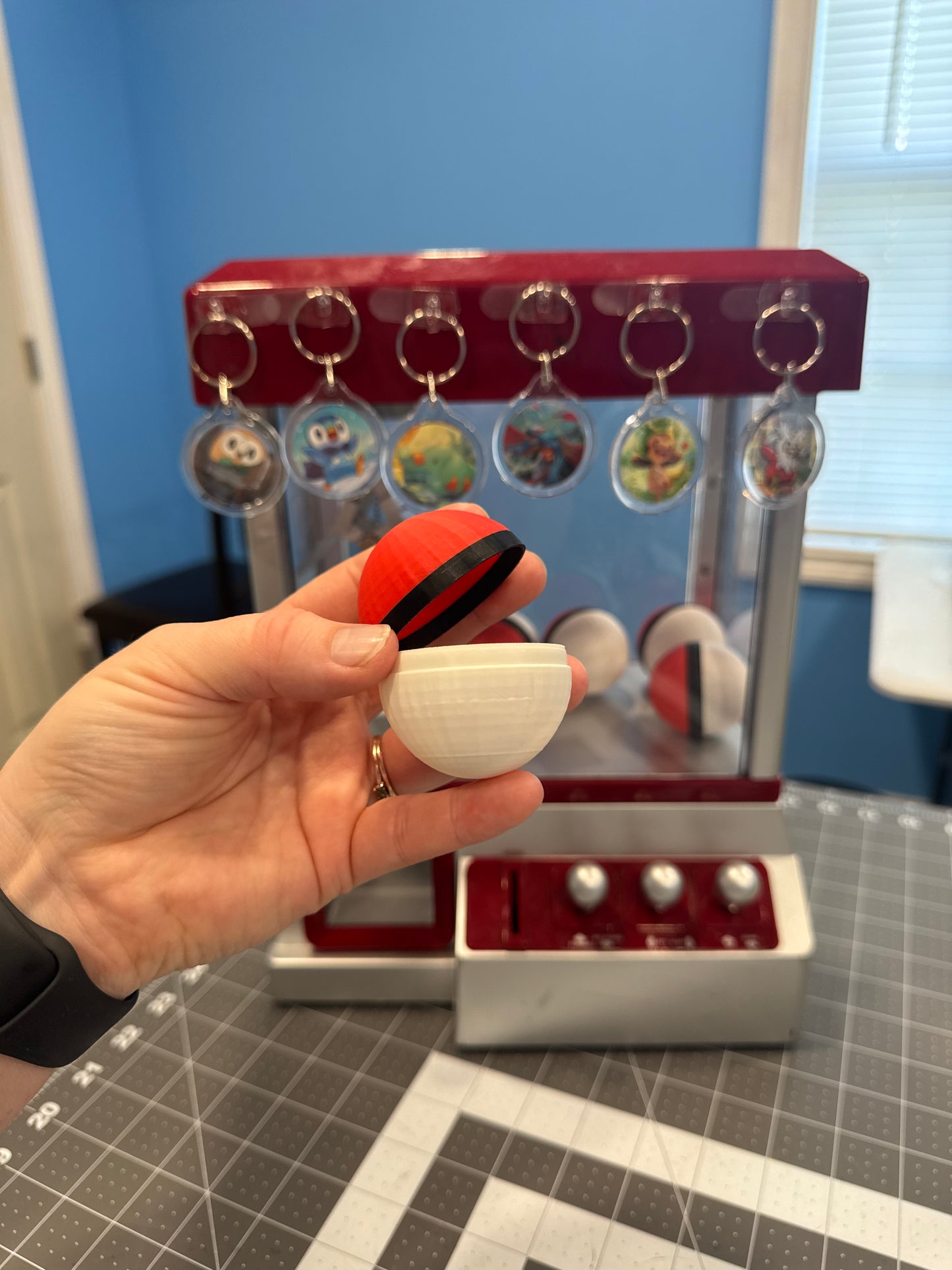 3D Print File for Red and White Ball STL 3MF for Gashapon or Claw Machine Capsule