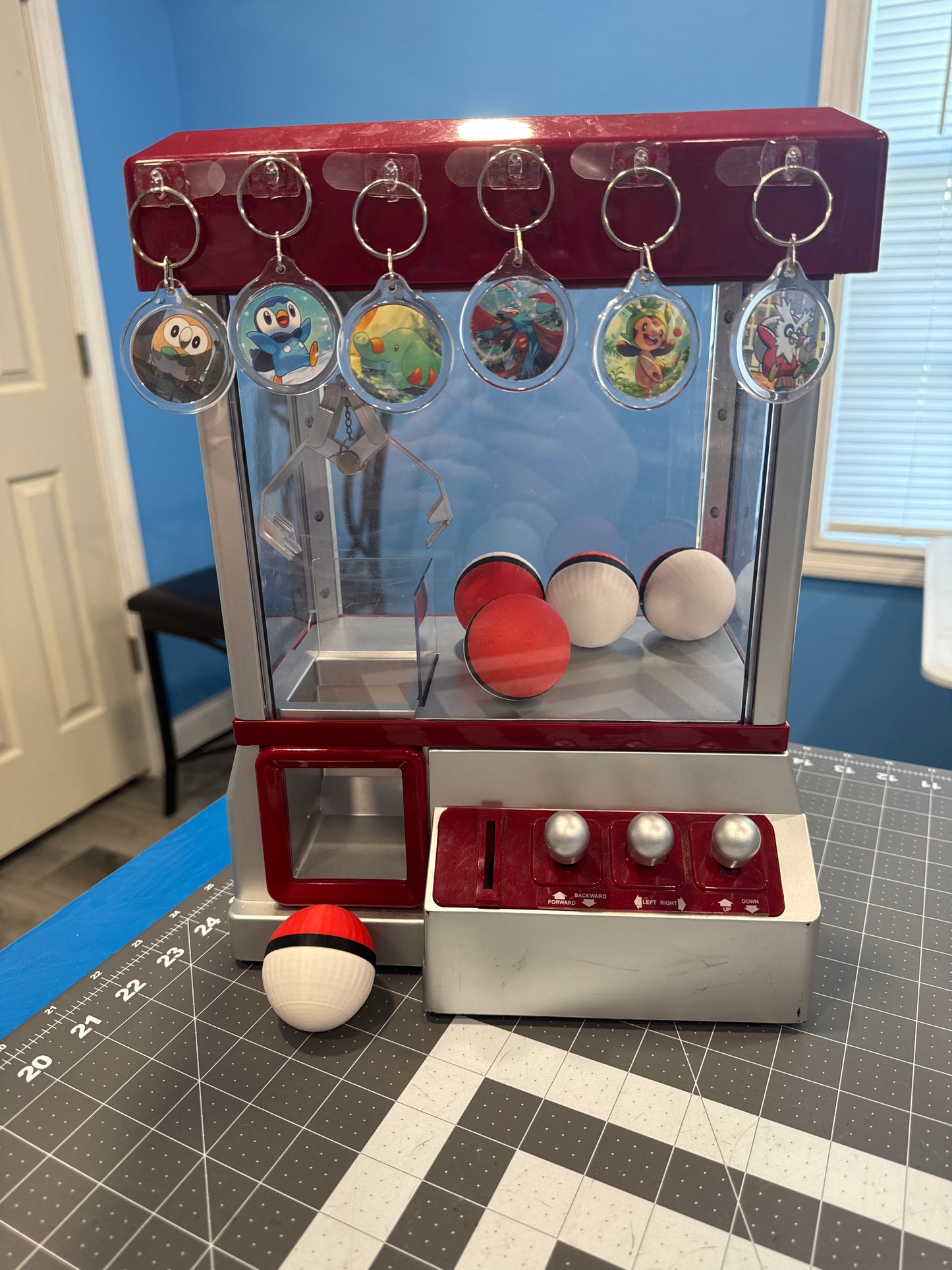 3D Print File for Red and White Ball STL 3MF for Gashapon or Claw Machine Capsule